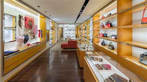 louis vuitton roma via condotti orari|via roma clothing store.